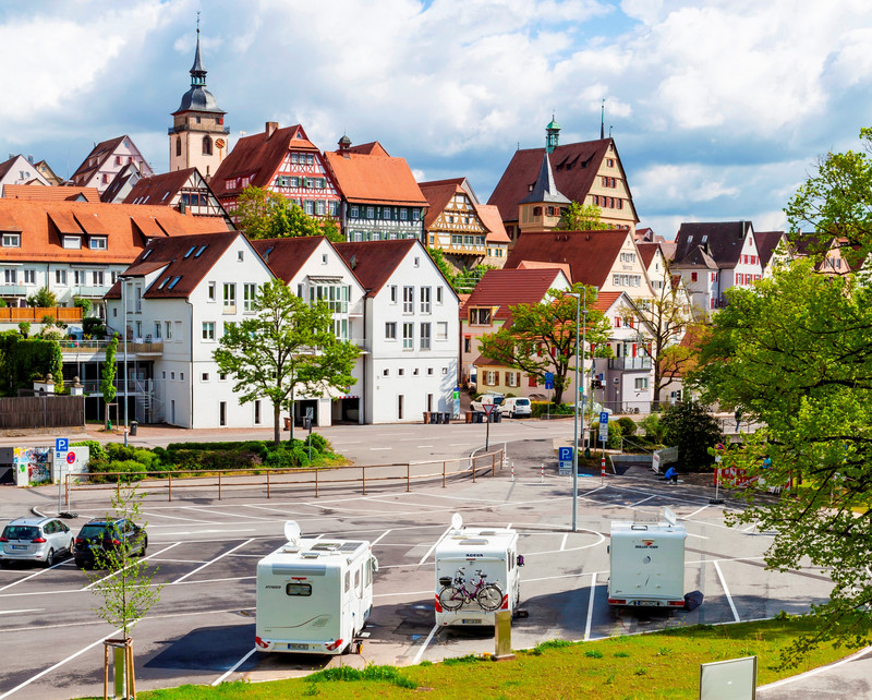 Blick auf parkende Wohnmobile mit Blick auf die Altstadt