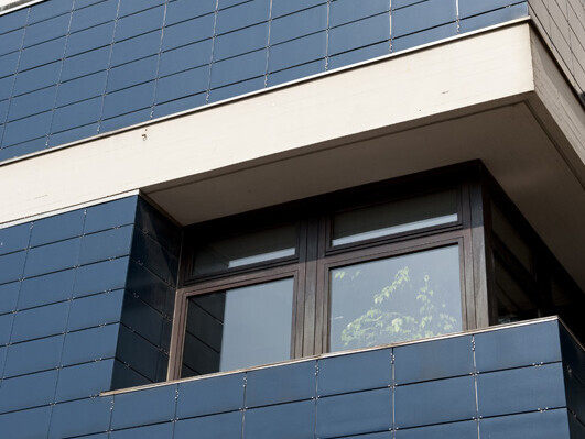 Gebäude mit blauer Verkleidung und Holzfenster