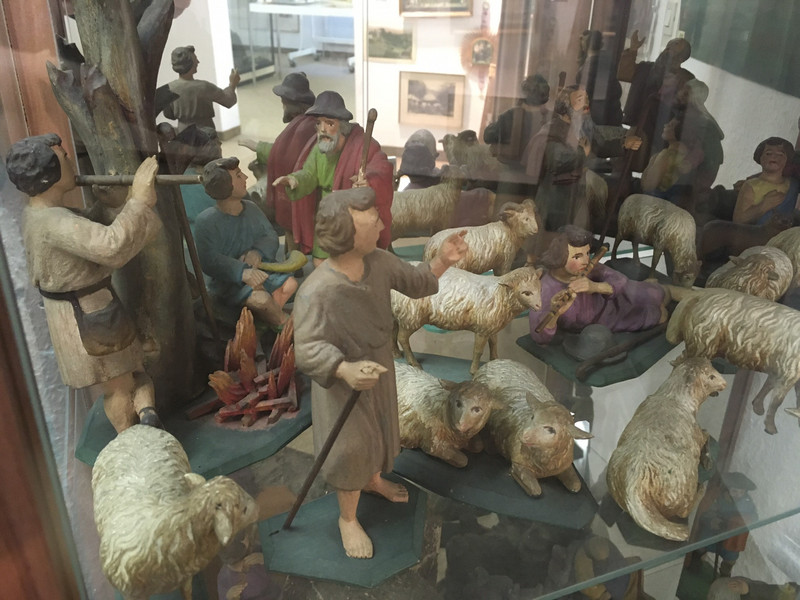 Alte Figuren in einem Glaskasten in einem Museum