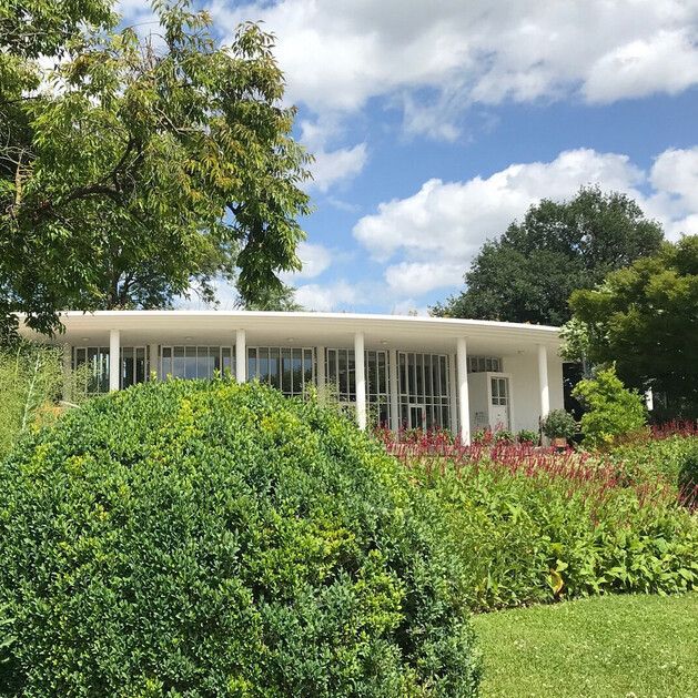 Bild einer Parkanlage mit Blick auf ein Gebäude