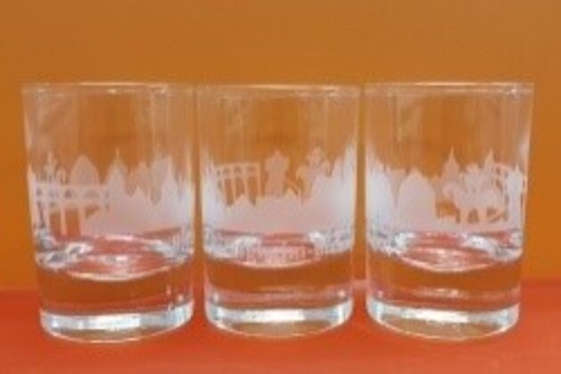 Schnapsgläser mit aufgedruckter Stadtsilhouette