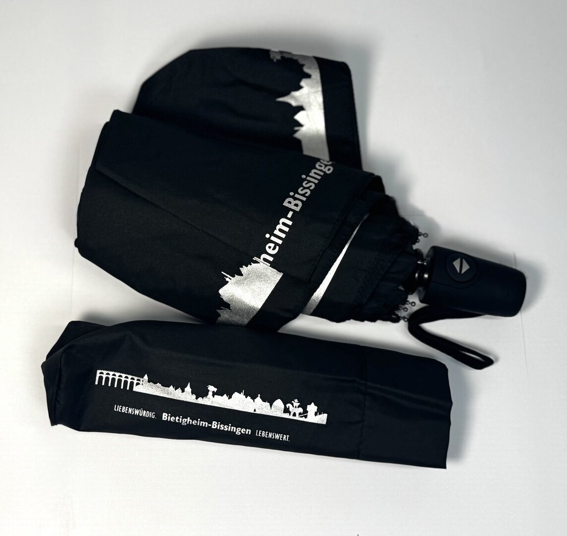 Taschenschirm, schwarz (16,50 €) Schwarzer Taschenschirm mit Stadtsilhouette