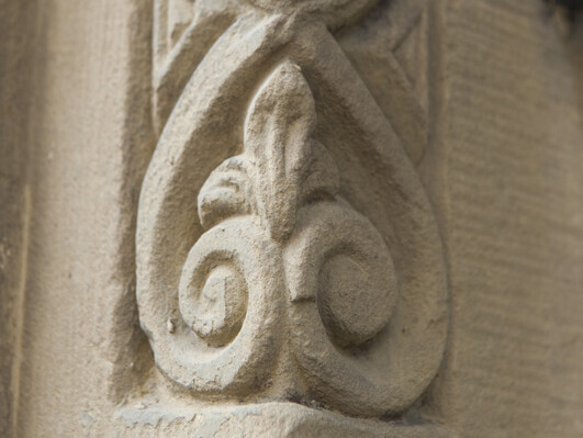 Sandstein mit Ornamenten verziert