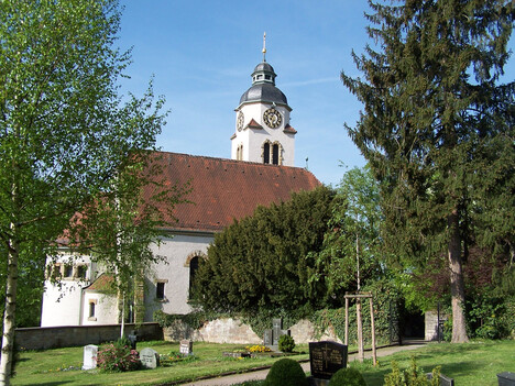 Kirche hinter einem Friedhof
