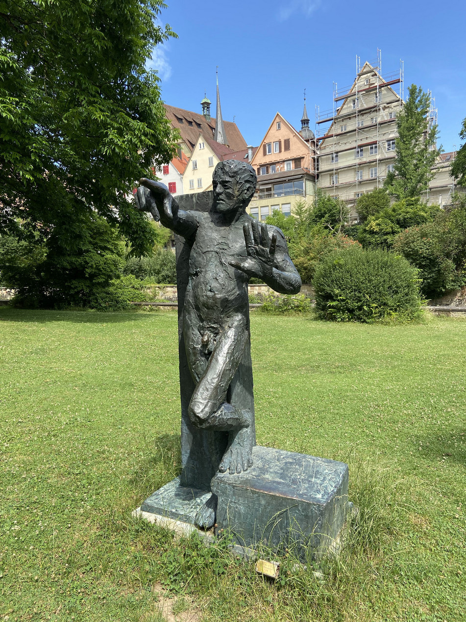 Skulptur eines Mannes der symbolisch seine Stadt beschützt