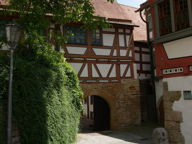 Fachwerkhäuser mit kleiner Gasse und Bäume