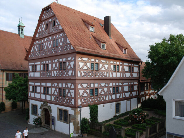 Fachwerkhaus mit kleinem Garten