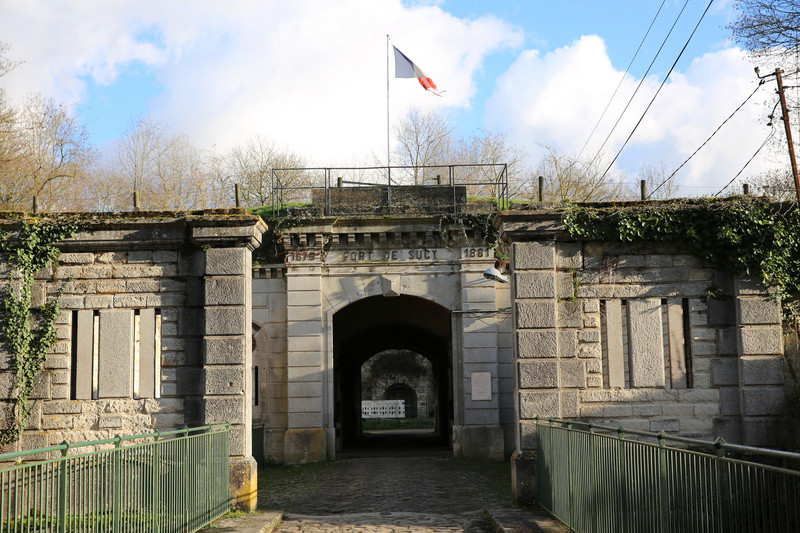 Brücke/Tor "Fort de Sucy" mit französischer Flagge