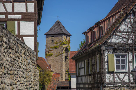 Straße mit Fachwerkhäusern und am Ende steht ein Turm