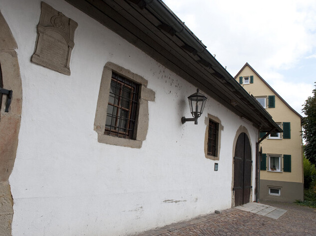 Großes Gebäude mit großen Toren