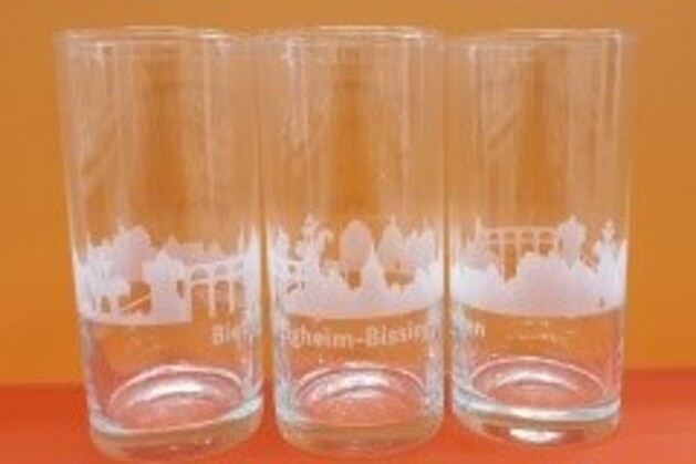 Hohe Trinkgläser auf denen die Stadtsilhouette aufgedruckt ist. 