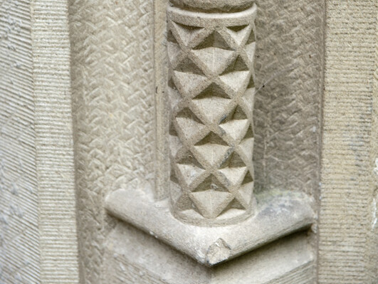 Ornament aus einem Sandstein geformt