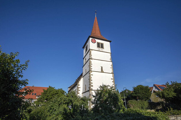 Kirchturm in einer Stadt