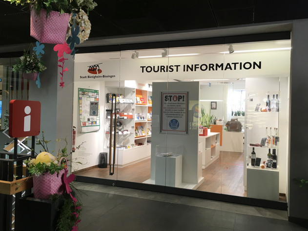 Touristinformation Schaufenster und Eingang