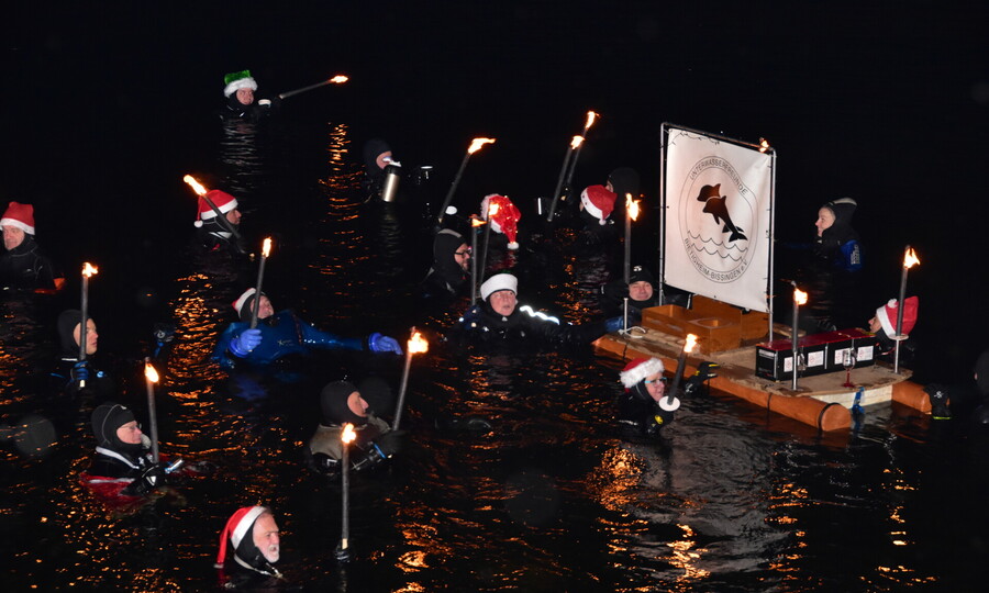 Fackelschwimmen auf der Enz