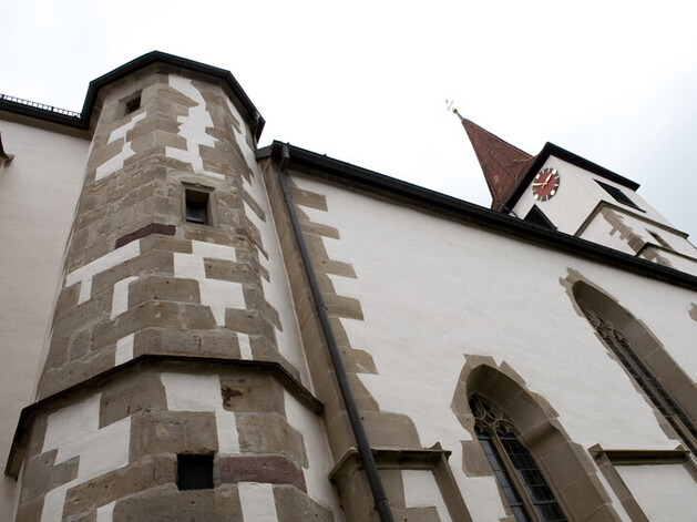 Kirchenschiff und Kirchturm mit Uhr
