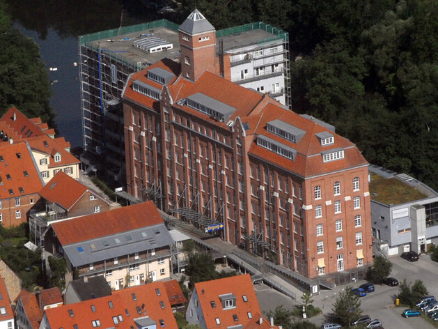 Luftaufnahme einer alten Großmühle aus Backsteinen