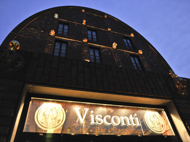 Beleuchtetes Schild mit der Aufschrift Visconti