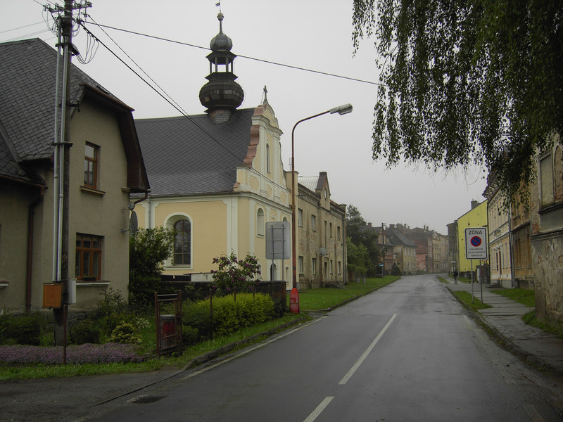 Straße mit Wohnhäusern und Kirche