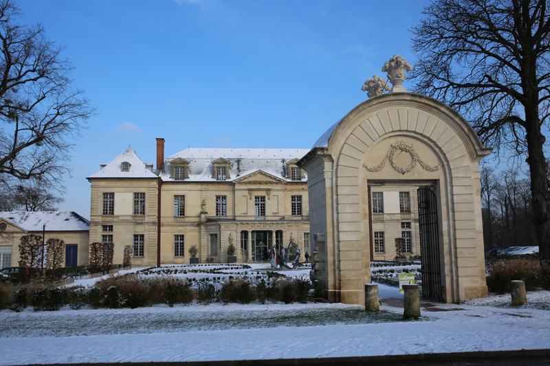 Außenansicht auf das Chateau Lambert im Winter