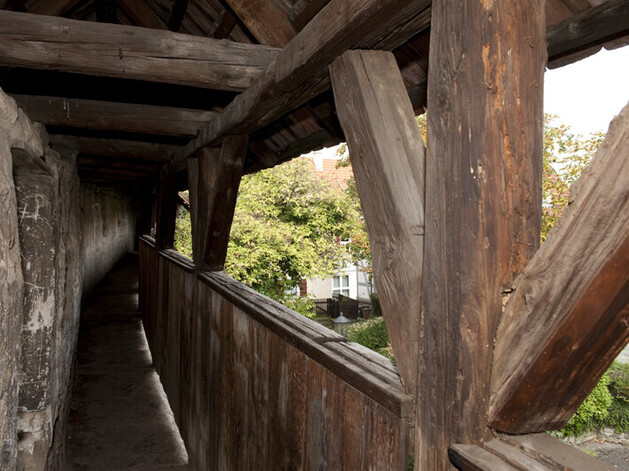 Schmaler überdachter alter Weg auf einer Mauer