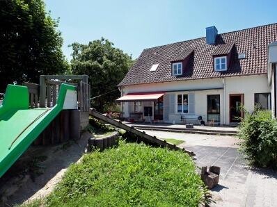 Kleiner Spielplatz vor einem Gebäude