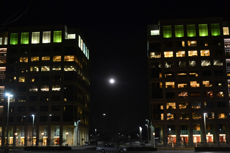 Große Büro- und Gewerbegebäude bei Nacht