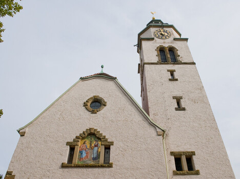 Kirche mit Kirchturm und einem Gemälde an der Fassade