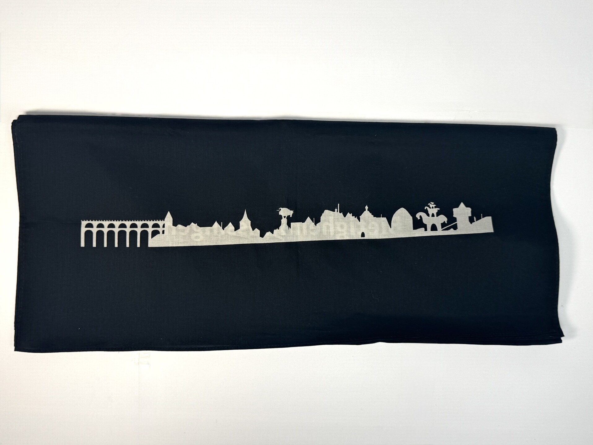 Schal Bi-Bi (19,90 €) Schwarzer Schal mit Stadtsilhouette