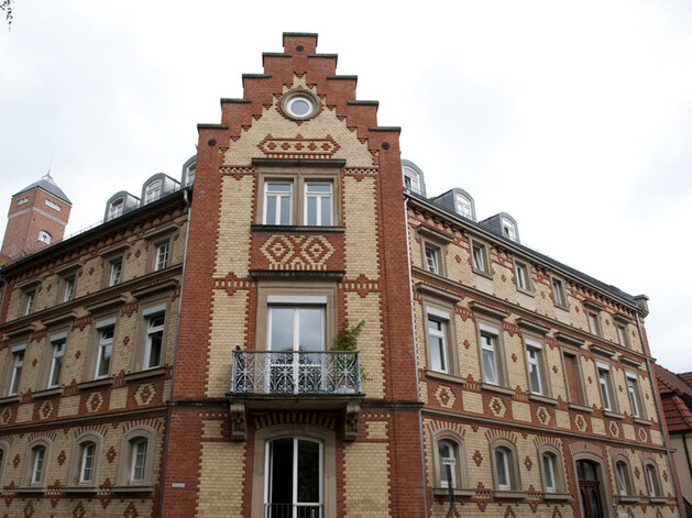 Altes Klinkerhaus mit roten und weißen Klinker