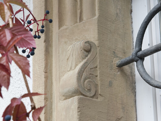 Fensterleibung aus Sandstein mit einer wellenförmigen Verzierung