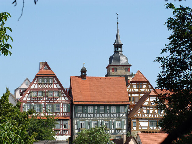 Dächer von Fachwerkhäusern unter blauem Himmel
