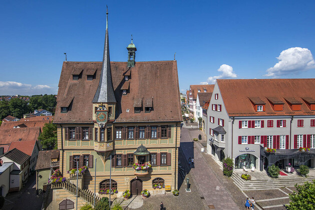Luftbild auf den Marktplatz mit Fachwerkhäusern und Fußgängerzone