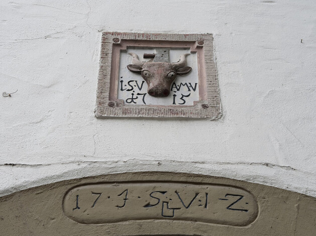 Metzgerwappen über einem Torbogen