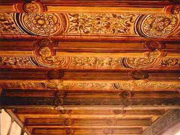 Holzdecke mit floraler Bemalung