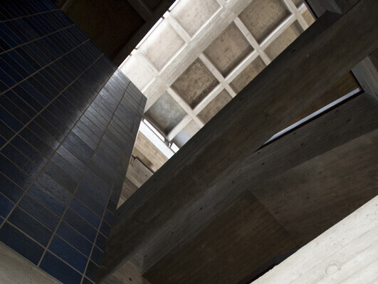 Gebäude von innen mit einem Treppenhaus aus Beton