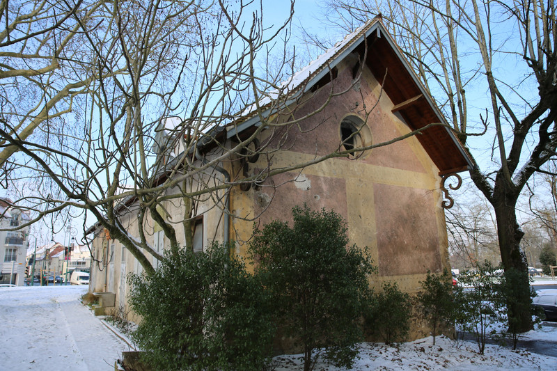 Seitenansicht auf ein altes Gebäude nahe der Stadt im Winter