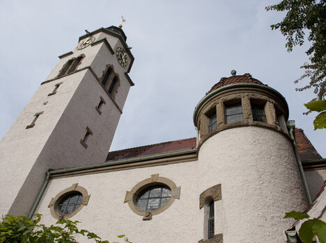 Kirche mit rundem Turm und runden Fenstern