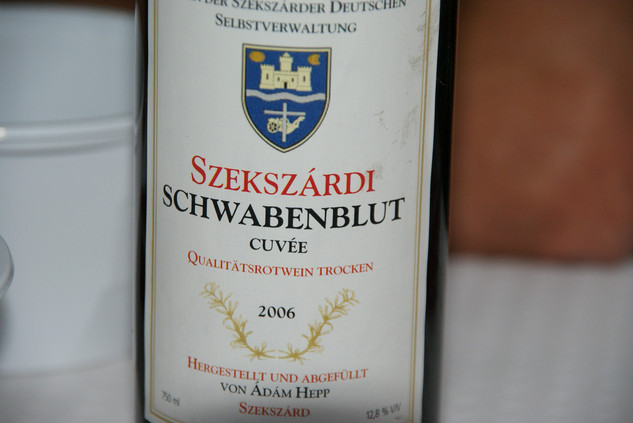 Detailansicht eines Etikettes auf einer Rotweinflasche der Stadt Szekszard