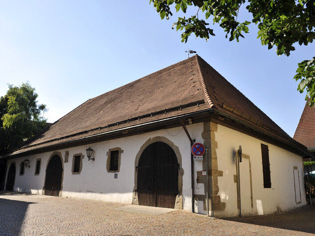 Großes Gebäude mit großen Toren 
