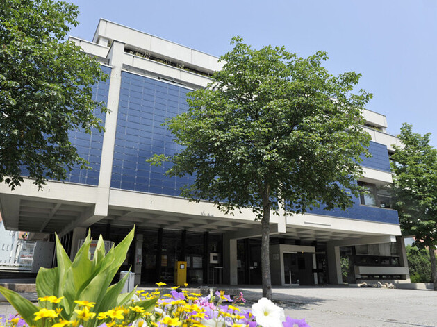 Gebäude aus Beton mit blauer Verkleidung 