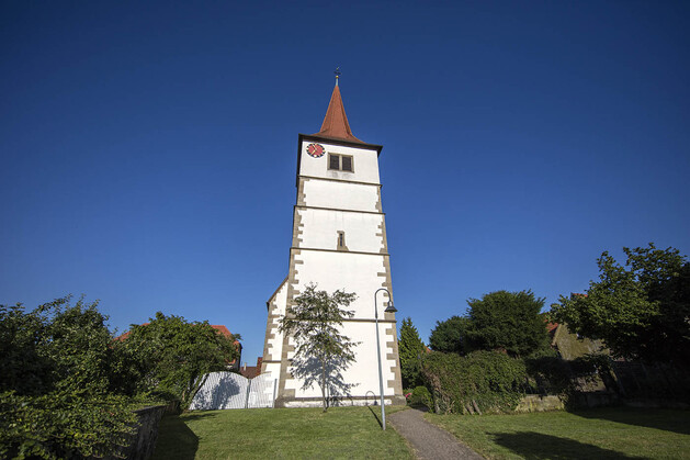 Kirchturm mit Pfarrgarten