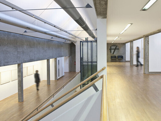 Innenräume einer Galerie mit Bildern