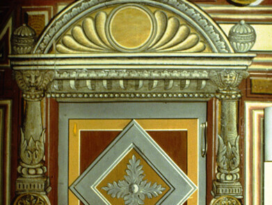 Holztüre innen. Bemalt mit Blättern und Schnörkel