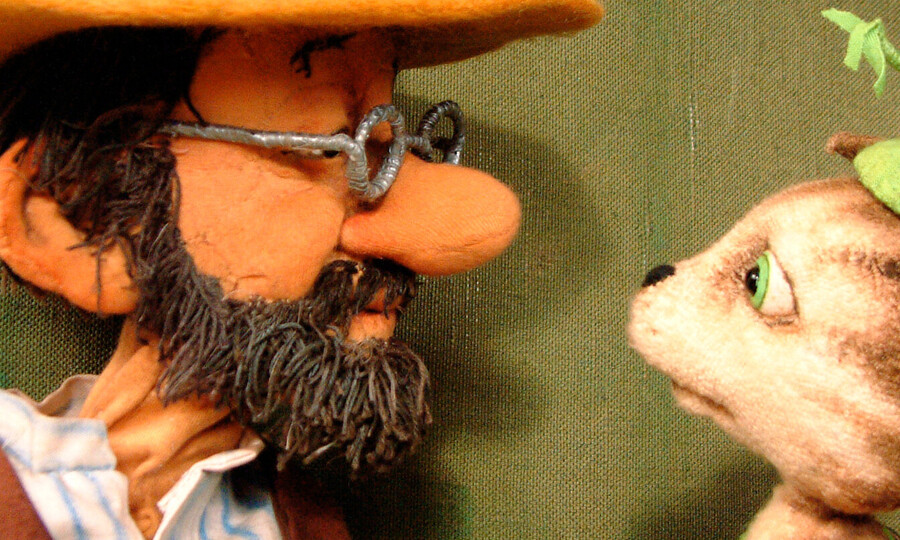 Pettersson (Mann mit Hut, Bart und Brille) zusammen mit Findus (Katze) 