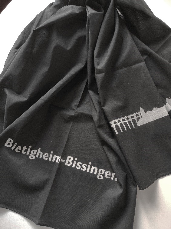 Schwarzer Schal mit Stadtsilhouette