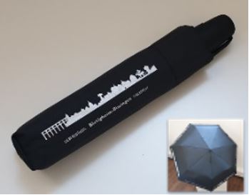Schwarzer Taschenschirm mit Stadtsilhouette