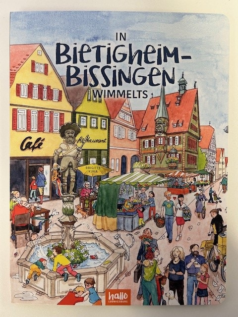 Bild eines Buches die einen Marktplatz einer Stadt mit vielen Menschen und Gebäuden zeigt